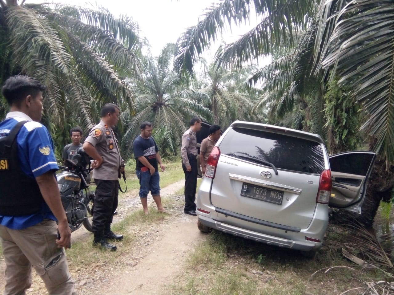 Dikejar Polisi, Kawanan Pencuri Pakaian Tinggalkan Mobilnya di Pangkatan