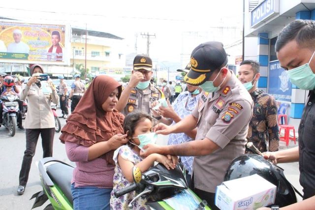 Kapolres Labuhanbatu Bagikan Masker Gratis kepada Para Pengendara