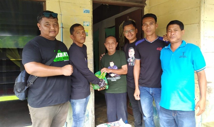  Sambil Olahraga, Komunitas Trail Hebat Labura Bagikan Sembako kepada Warga Kurang Mampu