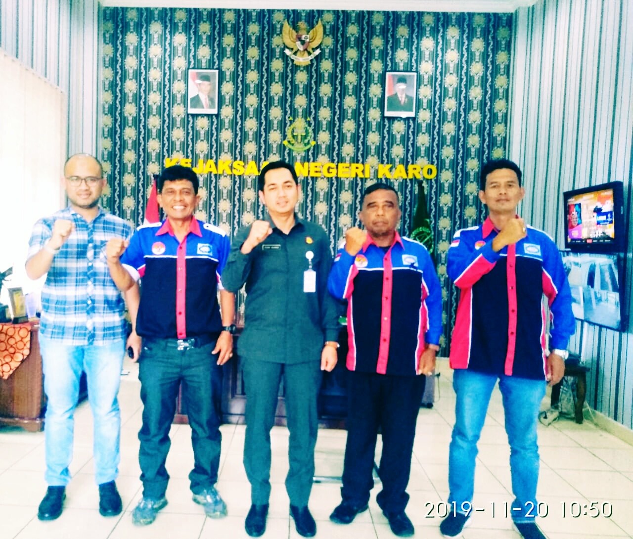 DPC LAMI Kab Karo Serahkan Laporan Pengaduan Dugaan Penyelewengan Dana Desa