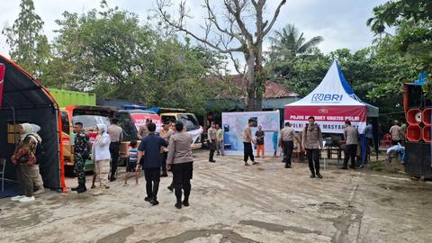 Polri Gelar Bakti Sosial dan Pelayanan Kesehatan bagi Korban Banjir di Langkat