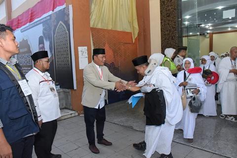 Wabup Lom Lom Suwondo Lepas Jemaah Haji Kloter 15 Menuju Tanah Suci