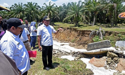 Gubernur Sumut Tinjau Jalan Longsor di Nagori Marubun
