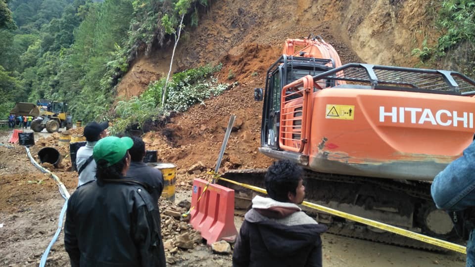 Jalan Merek Sidikalang Lumpuh Total, Material Longsor Timbun Badan Jalan