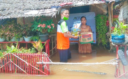 Ditengah Musibah Banjir MRI Bilah Hilir Berikan Paket Sembako