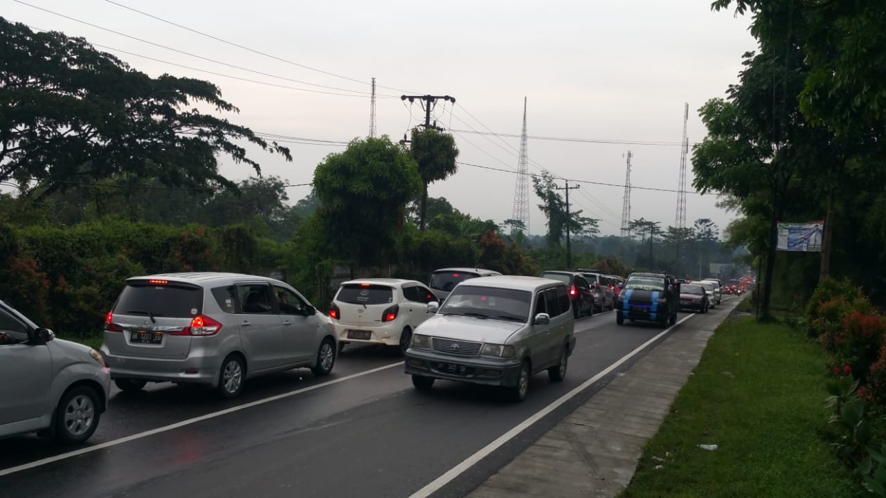 Bus Pariwisata Mogok Jalan Berastagi-Medan Kembali Macet Panjang