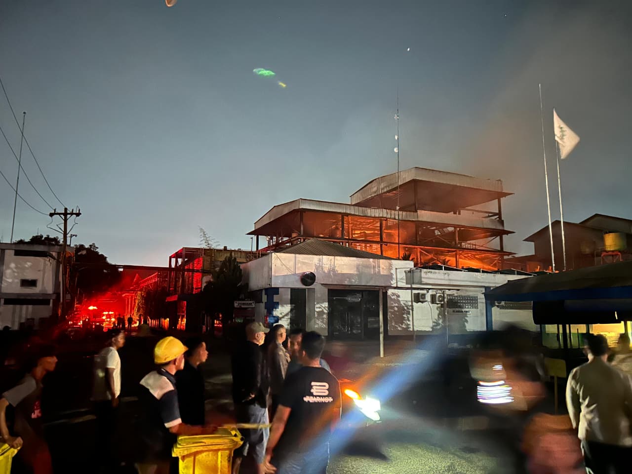 Respons Cepat 12 Menit, Damkarmat Padamkan Kebakaran di Pabrik Sawit PT Agro Medan