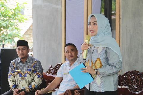 Bupati Maya Serahkan Bantuan RTLH Kepada Lima Warga Penerima Manfaat