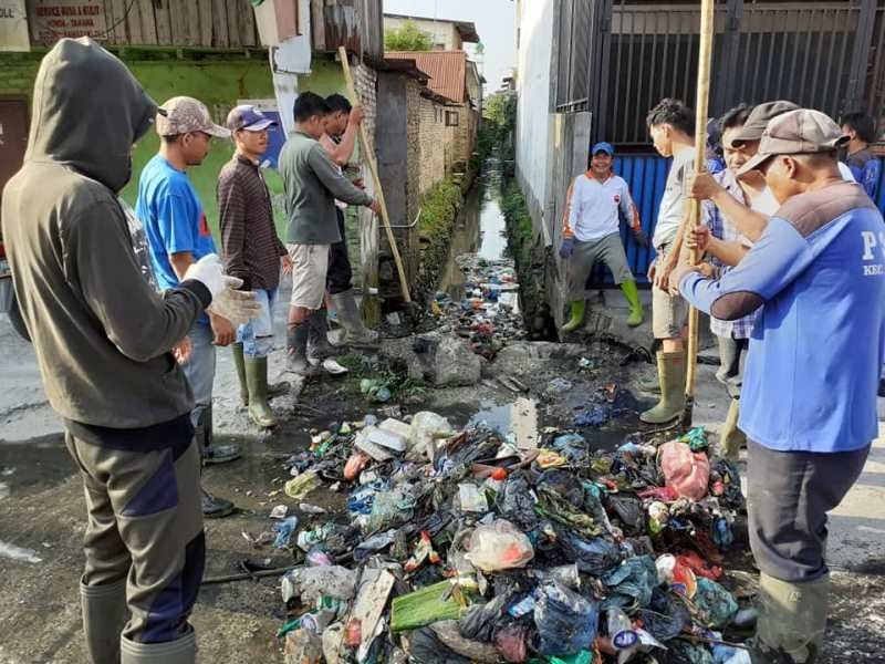 P3SU Medan Area Bersihkan Sampah Parit Jalan Denai
