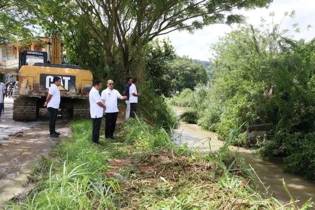 Tangani Masalah Banjir di Tarutung, Bupati Taput Turunkan Alat Berat