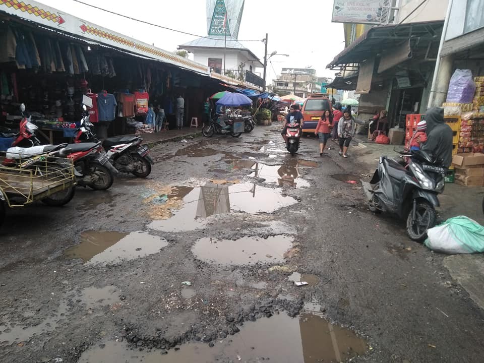Jalan Pusat Pasar Berastagi Rusak Parah, Pemkab Tanah Karo Diharap Respon Keluhan Warga