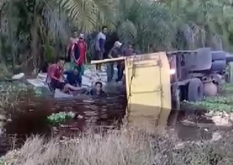 3 Orang Meninggal Dunia, Truk Naas Masuk Paret di Panai Hilir Labuhanbatu, Sopir Diduga Kabur