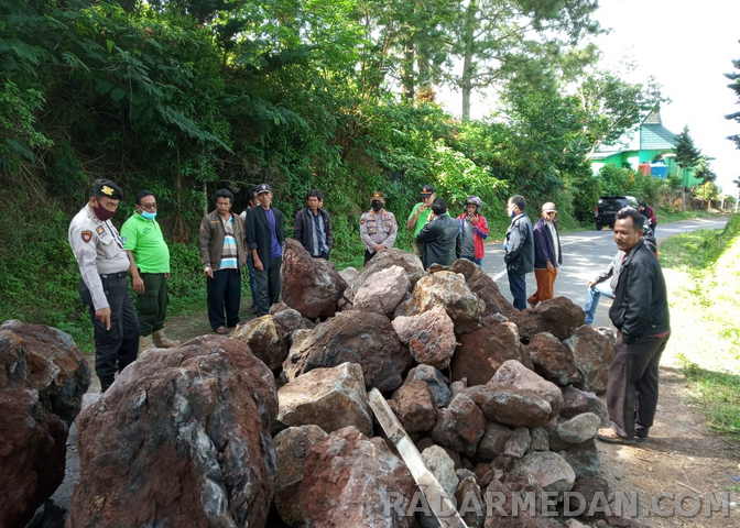 Jalan Air Terjun Sipiso-piso Ditutup OTK dengan Batu Besar, Kadis Pariwisata Akan Lapor Polisi