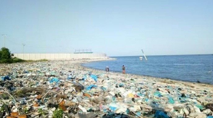 Jorok, Sampah Menumpuk di Pantai Olo Belawan Sumut