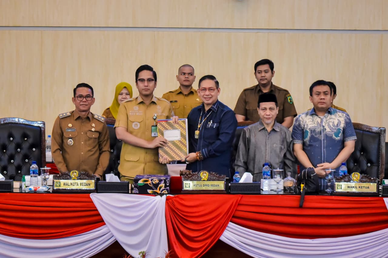 Rico Waas Hadiri Paripurna Jawaban Fraksi DPRD Medan
