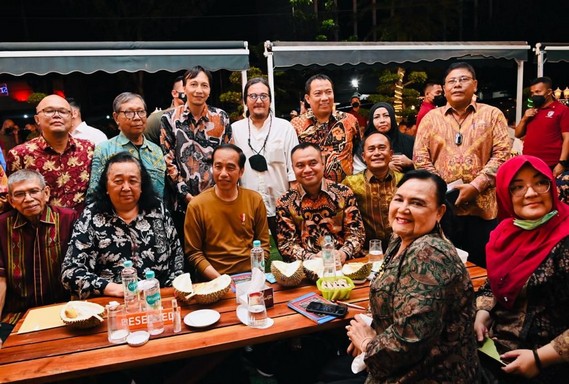 Ini Cerita Para Pemred Saat Makan Durian Bersama Presiden Jokowi
