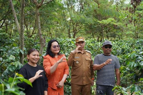 Bupati Tapanuli Utara Tinjau Lahan Pertanian Kopi Robema Fram di Desa Bahal Batu