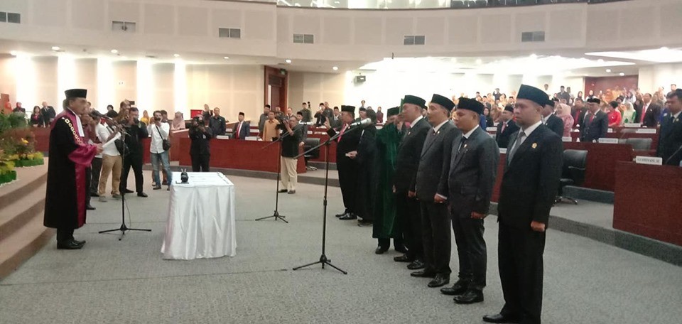 pimpinan_DPRD_Provsu_dilantik.jpg