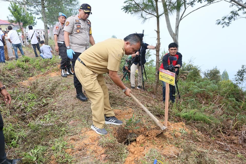 Pemkab Taput Dukung Penanaman Sejuta Pohon di Areal Danau Toba