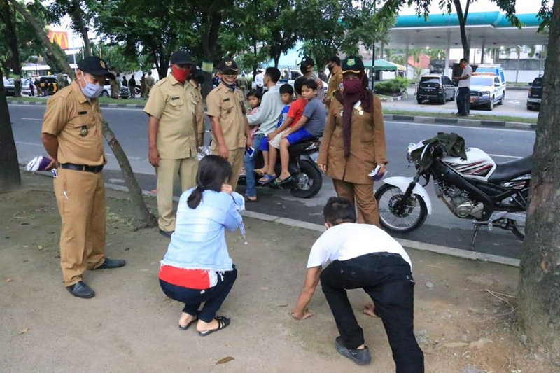 Puluhan Orang Dihukum Push Up Karena Tidak Memakai Masker Pada Razia Asmara Subuh