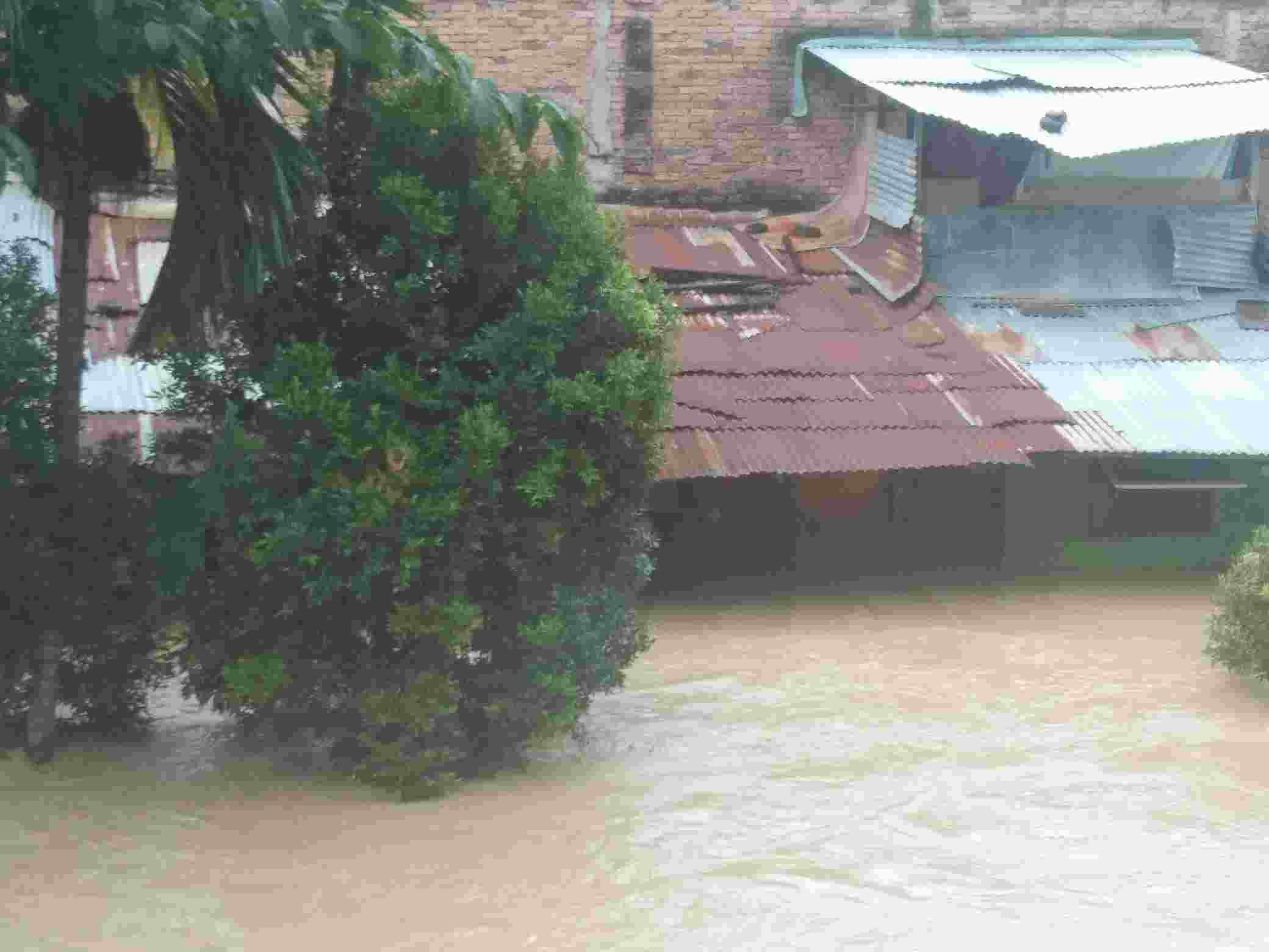 Hujan Lebat, Rumah Bantaran Jalan Palang Merah Meluap Hingga Atap Rumah