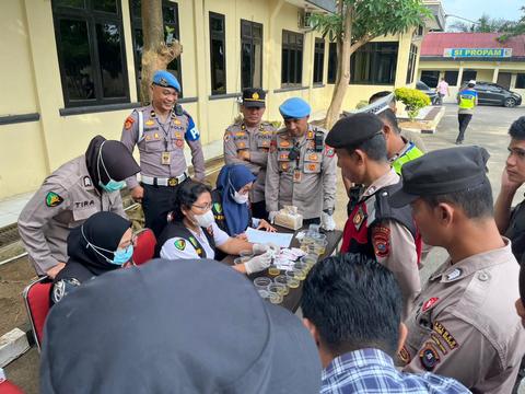 Pastikan Anggota Bersih Narkoba, Polres Sergai Gelar Sidak Tes Urine