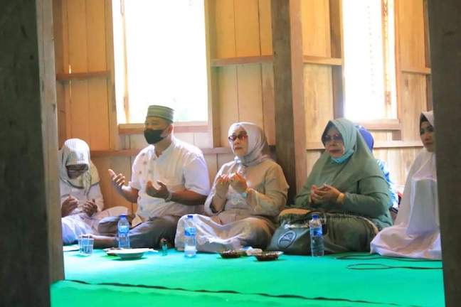 rosahadiri.jpg