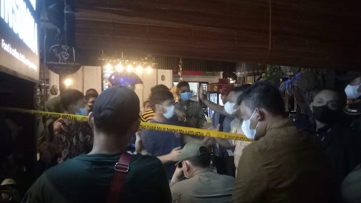 Sempat Bersitegang, Petugas Akhirnya Segel Pelaku Usaha yang Langgar Aturan PPKM di Sunggal