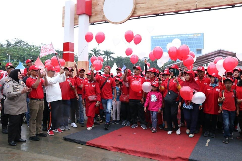 Walikota Lepas Jalan Santai Sampoerna Retail Community di Lapangan Merdeka