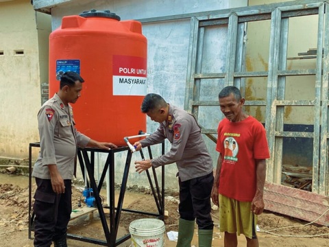 Jawab Krisis Air Pascabencana, Brimob Bangun Sumur Bor dan Salurkan Air Bersih di Tapanuli Tengah