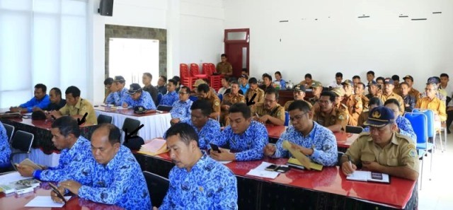 Pegawai Pemkab Samosir Malah Sibuk Main HP Saat Rapat Bahas Covid-19