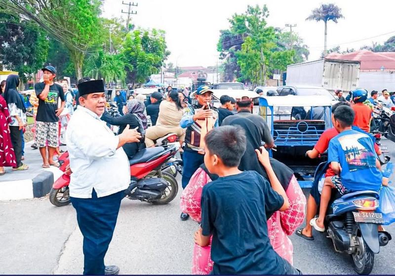 Pemkab Labuhanbatu Berbagi Takjil di Depan Rumah Dinas Bupati