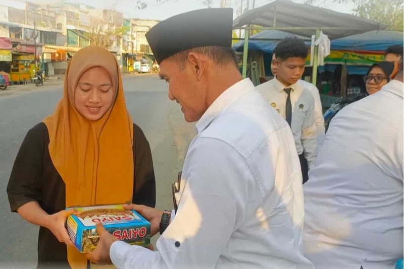 Rutan Kelas I Labuhan Deli Berbagi Takjil kepada Masyarakat Sekitar