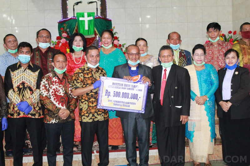 Bupati Tapanuli Tengah Bakhtiar Ahmad Sibarani Sumbang Pembangunan Gereja HKBP Sarudik