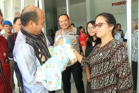 Bupati Taput Jenguk Bayi Kardus di Puskesmas Paniaran
