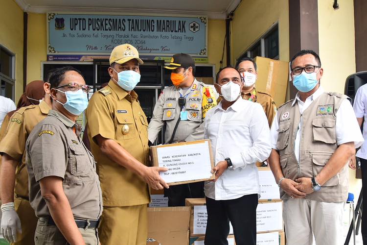 Gubsu Serahkan Bantuan APD Kepada Walikota Tebing Tinggi