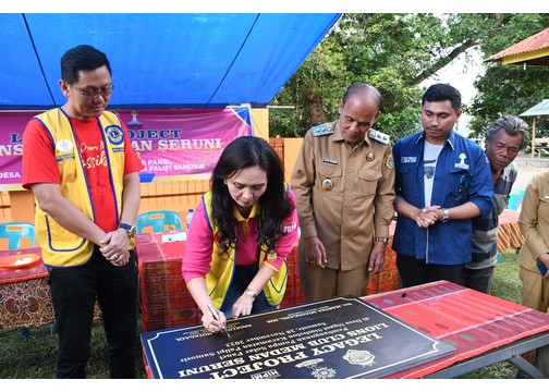 Wakil Bupati Samosir Bersama Presiden Lions Club Medan Resmikan Pompa Air Solar Panel