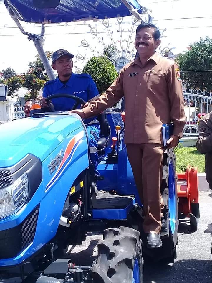 Bupati Karo Serahkan Bantuan Traktor untuk Masyarkat Terdampak Erupsi Gunung Sinabung