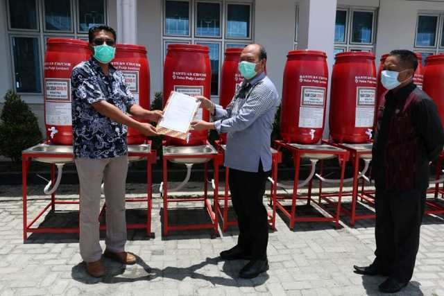 Bupati Taput Terima Bantuan PT TPL 10 Unit Wastafel Polly Tank