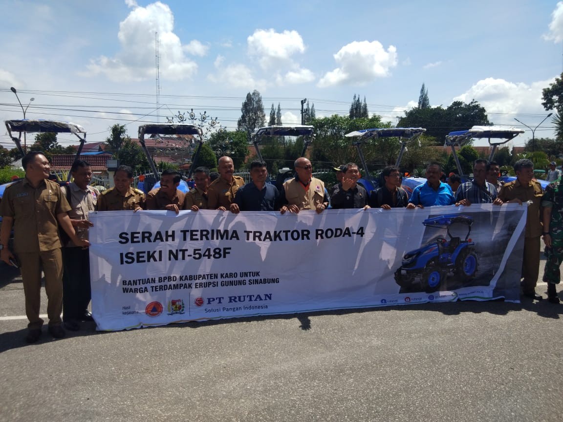Bupati Karo Serahkan Bantuan Traktor Kepada Masyarkat Terdampak Erupsi Gunung Sinabung