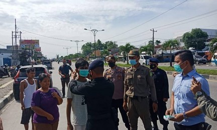 Personil Brimob Poldasu Bagikan Masker Kepada Masyarakat Sekitar Amplas