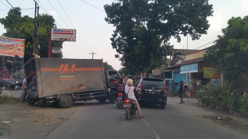 Truk Pengangkut Logistik Masuk Paret di Simalingkar B
