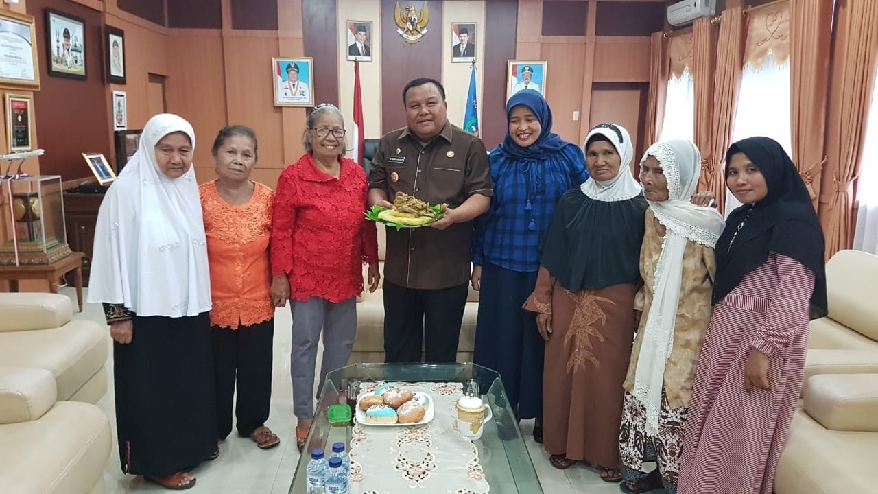 Walikota Sibolga Dikagetkan Oppung-oppung Diruangan Kerjanya