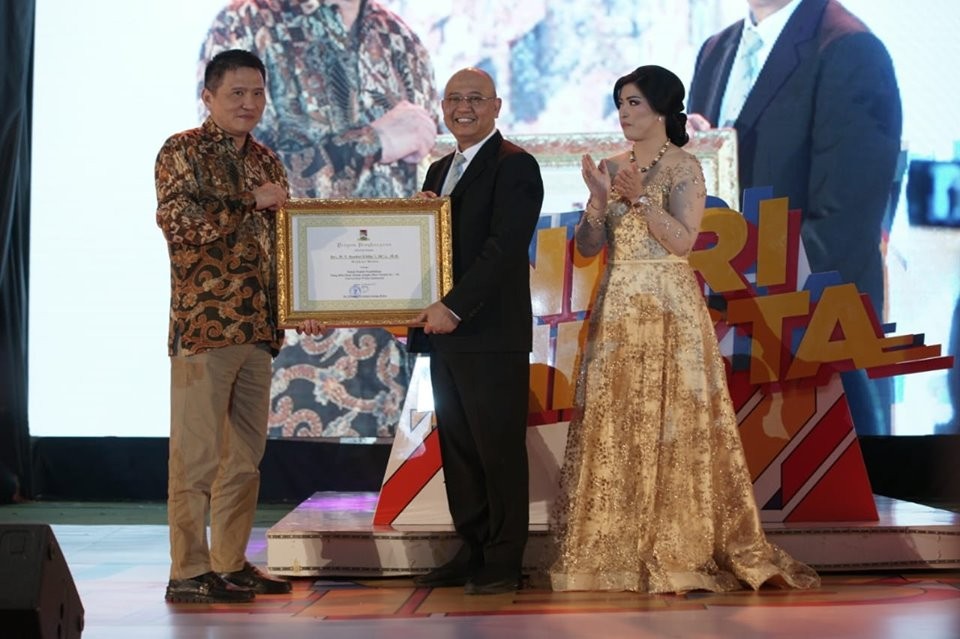 Walikota Medan Terima Penghargaan Sebagai Tokoh Peduli Pendidikan