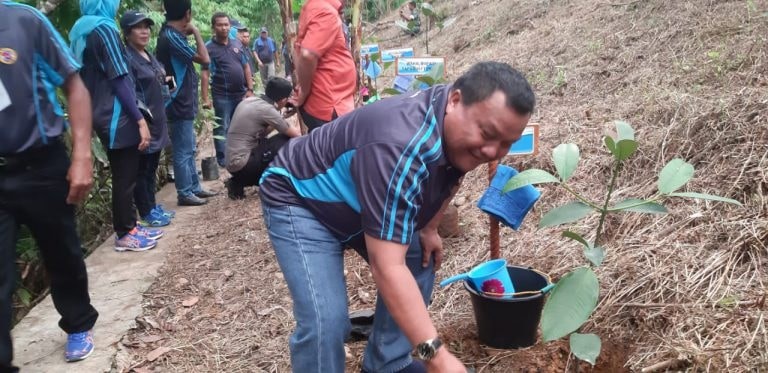 Cinta Lingkungan, Pegawai Pemko Sibolga dan Karyawan PDAM Tirta Nauli Tanam 1200 Pohon